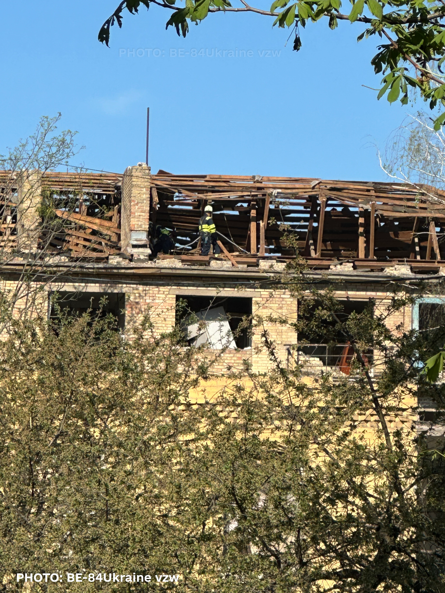 Schade aan een gebouw in Kyiv