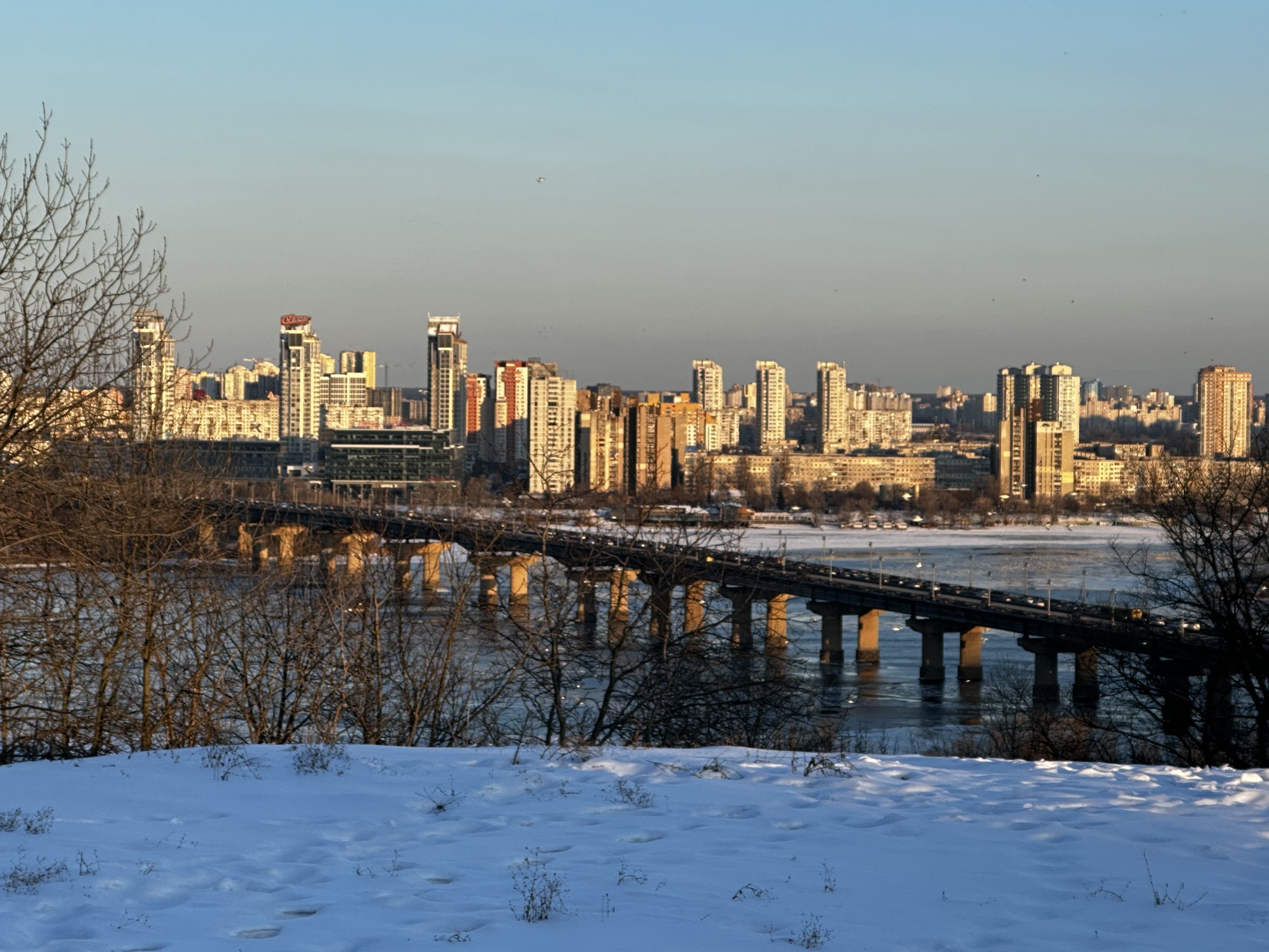 Winterzicht over Kyiv en de Dnipro